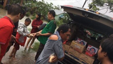 Photo of FOTO : Aksi Kemanusiaan Ala Prof Yusril Bantu Korban Banjir di Belitung Timur