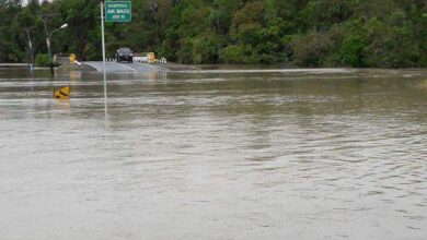 Photo of VIDEO: Prof Yusril Bantu Korban Banjir di Belitung Timur