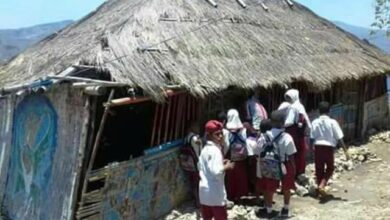 Photo of FOTO: Relawan GESER dan 2 Orang Anggota DPRD Alor Beri Bantuan Sekaligus Bersihkan Gedung Baru SD Folangkai