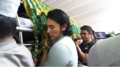 Photo of Melayat Istri Indro Warkop, Vino G. Bastian Ikut Gotong Keranda Jenazah Nita Octobijhanty
