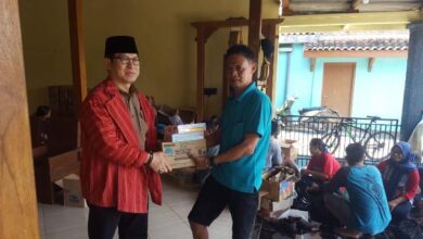 Photo of Anggota DPR RI Serahkan Bantuan dan Rehab 155 Rumah Terdampak Banjir di Madiun