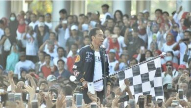 Photo of Jokowi dan Iriana Jalan Sehat Bersama Warga Sulawesi Tenggara