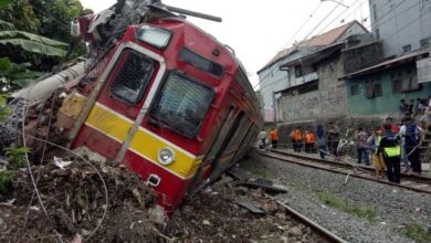 Photo of Detik-Detik Peristiwa Anjloknya KRL di Kebon Pedes