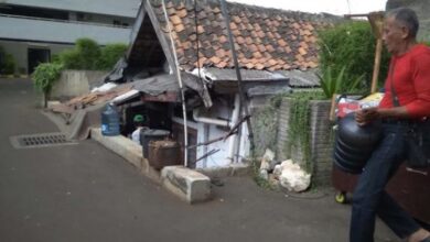 Photo of Cerita Pemilik Rumah Usang Bertahan Hidup di Halaman Thamrin Executive Residence