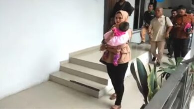 Photo of Perempuan Ini Datangi Kantor DPRD Sambil Gendong Anak Minta Politisi PKS Tanggung Jawab