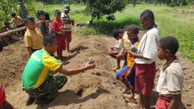 Photo of Prajurit TNI Ajarkan Siswa-Siswi SD di Perbatasan RI Papua Nugini Berkebun