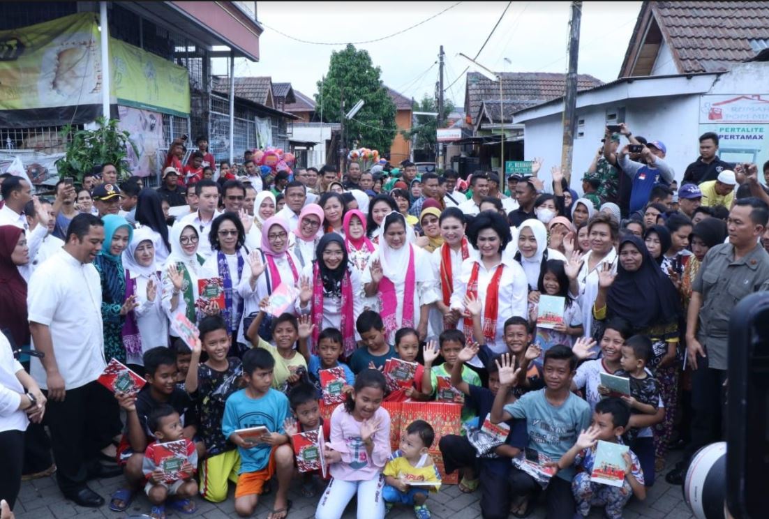 Ketua Umum Dharma Pertiwi Dampingi Ibu Negara Berikan