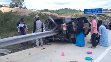 Photo of Tak Ada Korban Jiwa, Avanza 8 Penumpang Hantam Pembatas Tol Balikpapan hingga Tembus
