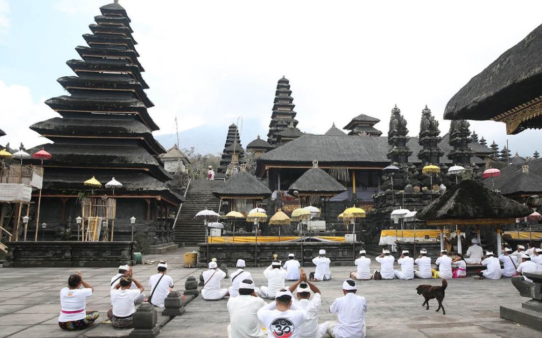  Wisatawan  Asing  Gagal Paham dan Sebut Pura di  Bali  