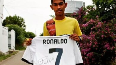 Photo of Anak Angkat Cristiano Ronaldo di Aceh Jual Jersey untuk Beli Sembako