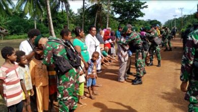 Photo of Cerita Haru, Warga Papua Saat Perpisahan dengan Prajurit TNI di Merauke