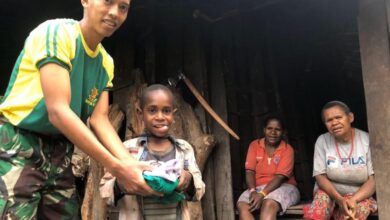 Photo of Prajurit TNI Bagikan Seragam Sekolah untuk Anak-anak Papua di Tsinga