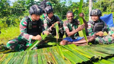 Photo of Satgas Yonif Raider 142/KJ Dapat Ilmu Cara Membuat Atap Rumbia