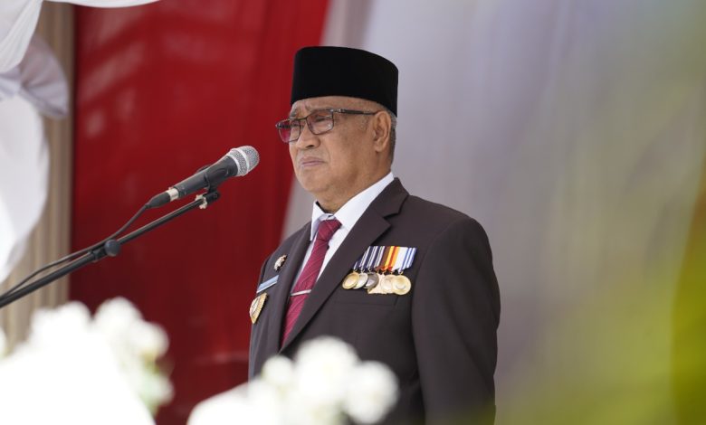 Wali Kota Tidore Capt Ali Ibrahim bertindak selaku inspektur upacara peringatan Hari Pahlawan. Foto: Humas