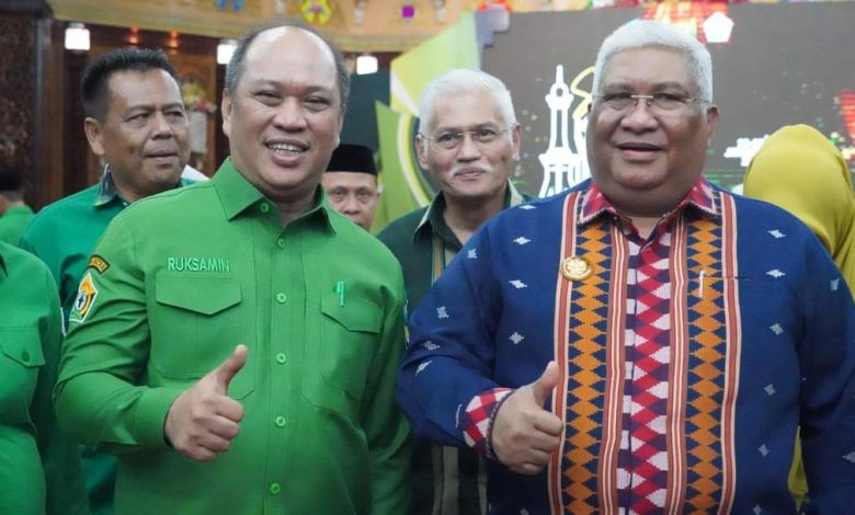 Gubernur Sultra Ali Mazi dan Bupati Konut Ruksamin. Foto: Istimewa