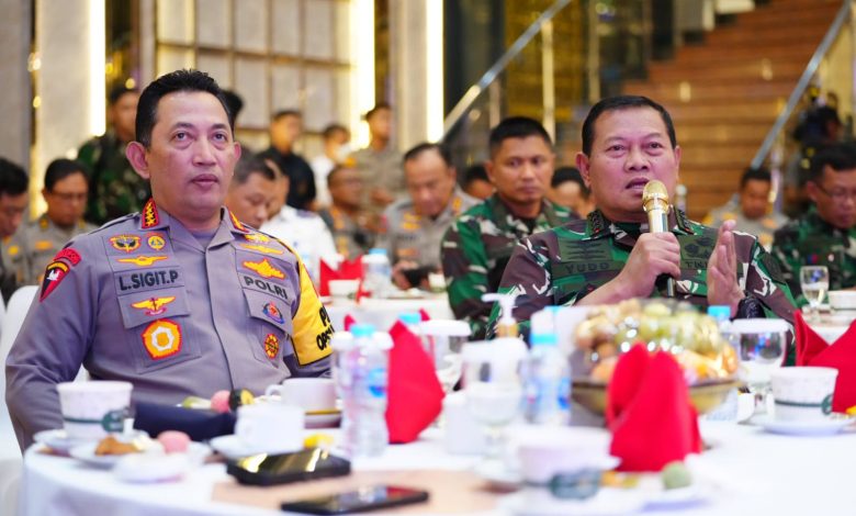 Panglima TNI Kapolri Pantau Situasi Kamtibmas Malam Pergantian Tahun 2023. Foto: Puspen TNI