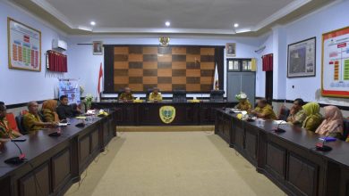 Walikota Tidore Capt Ali Ibrahim mengadakan rapat bersama beberapa unit layanan. Foto: humas