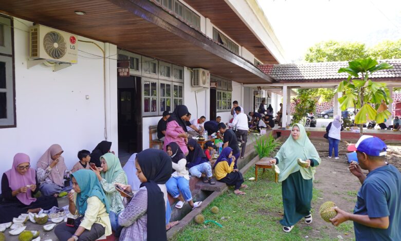 Dukung Pergerakkan Ekonomi Guna Menekan inflasi, Kota Tidore Gelar Silaturahim Makan Duren Bersama. Foto: Humas
