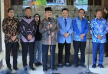 Photo of Komisi Reformasi Polri Buka Saluran WhatsApp dan Surel, Ajak Masyarakat Beri Masukan