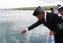 Photo of Peringati Hari Pahlawan, Wagub Johni Asadoma Pimpin Tabur Bunga Dermaga Mako Kodaeral VII Kupang