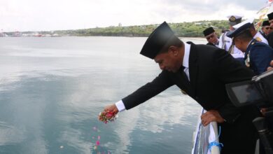 Photo of Peringati Hari Pahlawan, Wagub Johni Asadoma Pimpin Tabur Bunga Dermaga Mako Kodaeral VII Kupang
