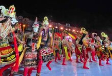 Photo of Sukses Pukau Ribuan Penonton, Tari Kolosal 1.000 Topeng Resmi Jadi Event Tahunan Sumenep Mulai 2026