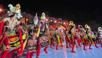 Photo of Sukses Pukau Ribuan Penonton, Tari Kolosal 1.000 Topeng Resmi Jadi Event Tahunan Sumenep Mulai 2026