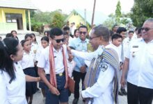 Photo of Wagub NTT Johni Asadoma Beri Motivasi Bagi Anak Berkebutuhan Khusus Sumba Barat