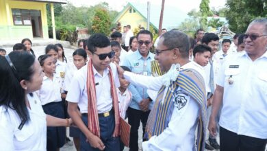 Photo of Wagub NTT Johni Asadoma Beri Motivasi Bagi Anak Berkebutuhan Khusus Sumba Barat
