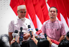 Photo of Air Mata Haru Dua Guru Luwu Utara Pecah Usai Terima Surat Rehabilitasi Langsung dari Presiden Prabowo