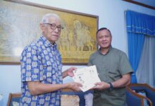 Photo of Wali Kota Muhammad Sinen Kunjungi Ahli Waris di Bogor, Pastikan Penyerahan Gelar Pahlawan Sultan Zainal Abidin Syah 20 November di Tidore