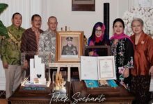 Photo of Syukuran Keluarga Cendana atas Gelar Pahlawan Nasional Soeharto Dihadiri Sejumlah Menteri Kabinet Prabowo