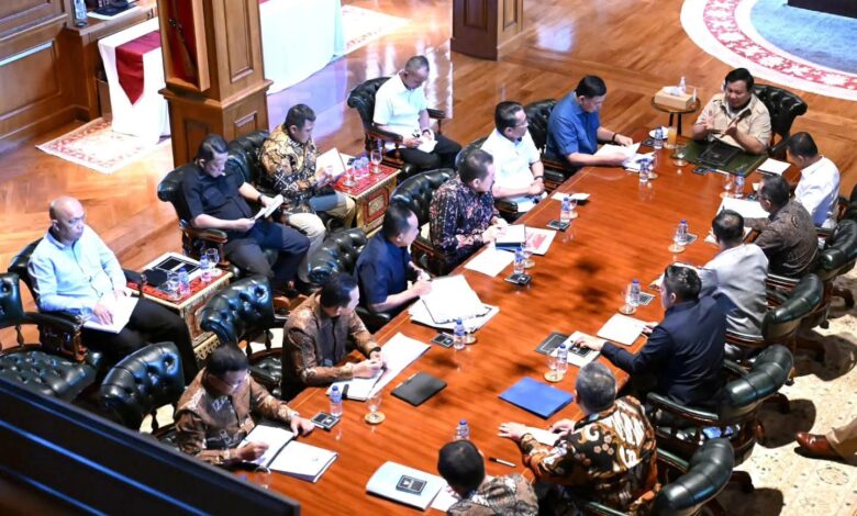 Photo of Prabowo Pimpin Rapat Kabinet di Hambalang, Bahas Penertiban Tambang dan Kawasan Ilegal