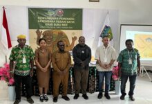 Photo of Kukuhkan Identitas Suku Mee Melalui Batik, Bupati Deiyai: Suku yang Besar Adalah Suku yang Menghargai Budayanya