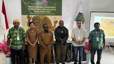 Photo of Kukuhkan Identitas Suku Mee Melalui Batik, Bupati Deiyai: Suku yang Besar Adalah Suku yang Menghargai Budayanya