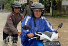 Photo of Brimob Aceh Turun Tangan Bantu Kendaraan Warga Lewati Jalan yang Terdampak Banjir