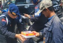 Photo of Satbrimob Polda Jabar Kembali Gelar Jumat Berkah Bagikan Makanan Gratis