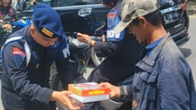 Photo of Satbrimob Polda Jabar Kembali Gelar Jumat Berkah Bagikan Makanan Gratis