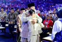 Photo of Momen Haru di Puncak Hari Guru 2025: Pelukan Hangat Presiden Prabowo untuk Azzam