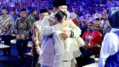 Photo of Momen Haru di Puncak Hari Guru 2025: Pelukan Hangat Presiden Prabowo untuk Azzam