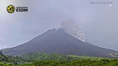 Photo of Merapi Luncurkan Awan Panas Guguran Sejauh 1.000 Meter, Status Aktivitas Tetap SIAGA