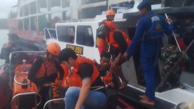 Photo of Seluruh Penumpang KMP Cemerlang 55 Selamat Setelah Kapal Kandas di Gilimanuk