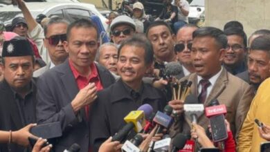 Photo of Jalani Pemeriksaan di Polda Metro Jaya, Roy Suryo Cs Pulang Tanpa Borgol