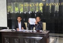 Photo of Dituduh Pakai Ijazah Palsu, Arsul Sani Tunjukkan Dokumen Asli di MK