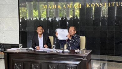 Photo of Dituduh Pakai Ijazah Palsu, Arsul Sani Tunjukkan Dokumen Asli di MK