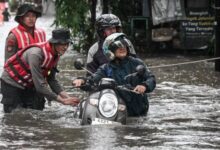 Photo of Jakarta Tenggelam: 16 RT di Jaksel–Jakbar Terendam hingga 80 Cm