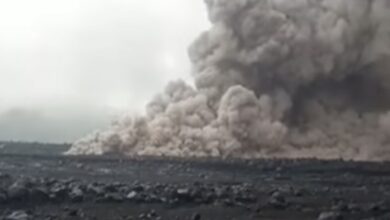 Photo of Awas! Gunung Semeru Erupsi Luncurkan Awan Panas 14 Km, Status Naik Jadi Siaga