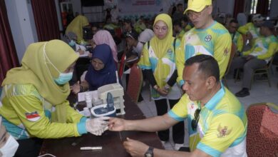 Photo of Sambut HKN ke-61, Muhammad Sinen Ikut Donor Darah dan Beri Semangat Nakes di Tidore