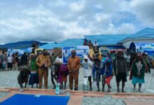 Photo of Tepati Janji! Bupati Deiyai Melkianus Mote Beri Bantuan Bahan Bangunan kepada Masyarakat