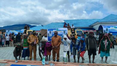 Photo of Tepati Janji! Bupati Deiyai Melkianus Mote Beri Bantuan Bahan Bangunan kepada Masyarakat